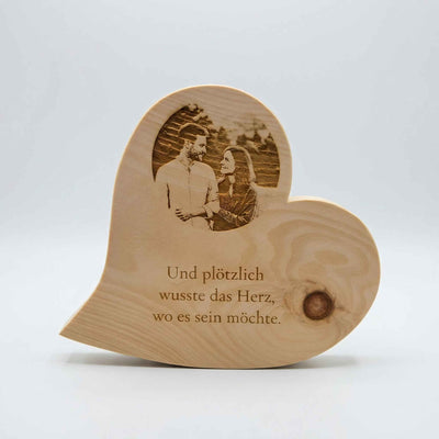 Handgemachtes Zirbenherz aus nachhaltiger Forstwirtschaft mit Laser-Fotogravur eines Liebespaars und Spruch - Persoenliche Geschenkidee aus dem Kreativstudio Kitzbuehel.