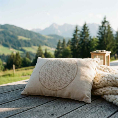 Handgefertigtes Zirbenkissen 30x20cm mit echten Zirbenflocken und Blume des Lebens vor alpiner Bergkulisse – Naturprodukt aus dem Kreativstudio Kitzbuehel.