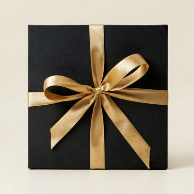 Die edle Premium-Verpackung für das Zirbenherz „Alles Liebe zum Muttertag“: Schwarze Geschenkbox mit goldener Satinschleife.