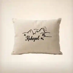 Zirbenpolster mit aufgedrucktem Bergmotiv und Schriftzug Ruhepol als rundes Bubble Navigationsbild fuer die Kategorie Zirbenkissen.
