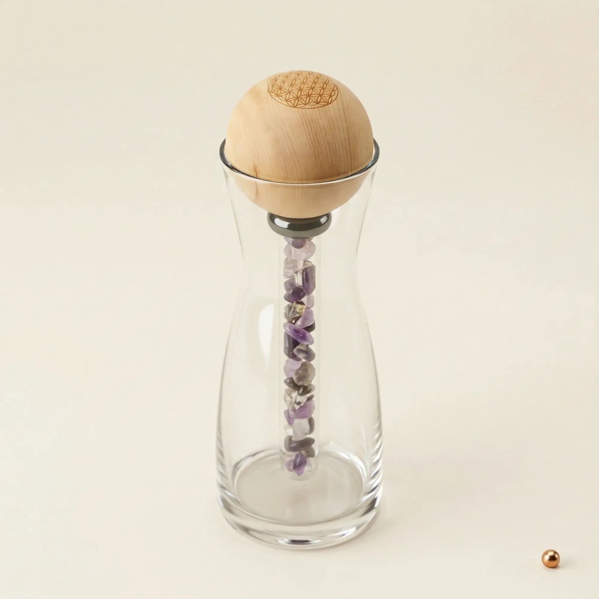 Edelsteinstab mit Zirbenkugel und Gravur Blume des Lebens in einer 1 Liter Spiegelau Glaskaraffe mit Amethyst Rosenquarz und Bergkristall