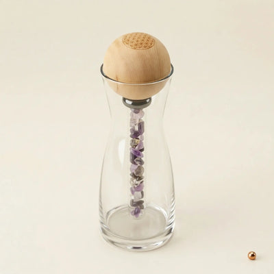 Edelsteinstab mit Zirbenkugel und Gravur Blume des Lebens in einer 1 Liter Spiegelau Glaskaraffe mit Amethyst Rosenquarz und Bergkristall