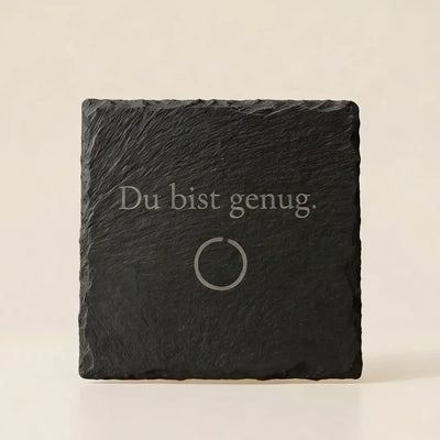 Schieferuntersetzer Lasergravur "Du bist genug": Personalisiertes Geschenk fuer Selbstliebe & Achtsamkeit. Naturstein Kreis.