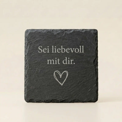Schieferuntersetzer Lasergravur "Sei liebevoll mit dir": Personalisiertes Geschenk fuer Selbstliebe, Achtsamkeit & Deko Herz.