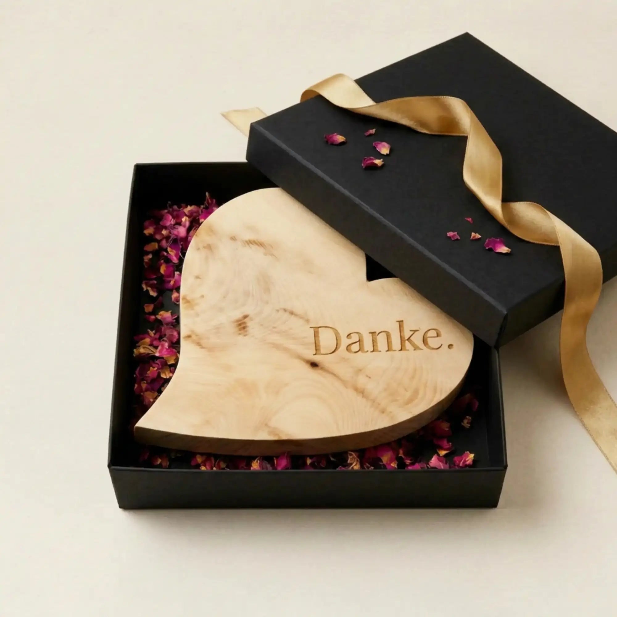 Geschenkbox fuer Zirbenherz halb offen mit Schleife und sichtbarem Holzherz Beispielverpackung.
