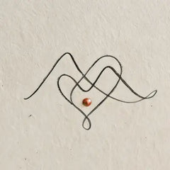 Zwei ineinandergreifende Berg-Herzen als Single‑Line‑Zeichnung auf beigem, handgeschoepftem Papier.