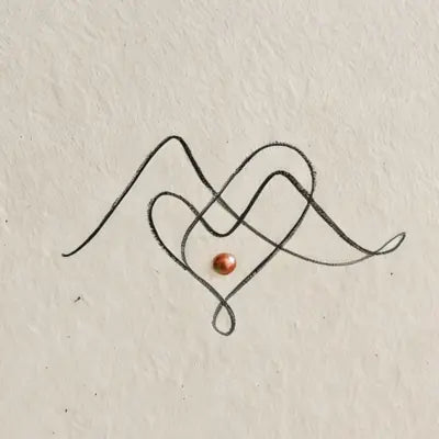 Zwei ineinandergreifende Berg-Herzen als Single‑Line‑Zeichnung auf beigem, handgeschoepftem Papier.