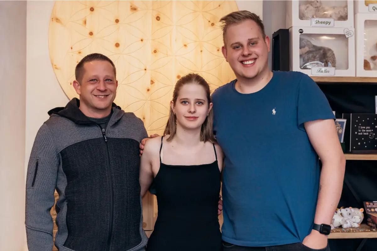 Team von GeschenkeReich Kitzbuehel in der Kreativwerkstatt fuer persoenliche Geschenkideen und Beratung.