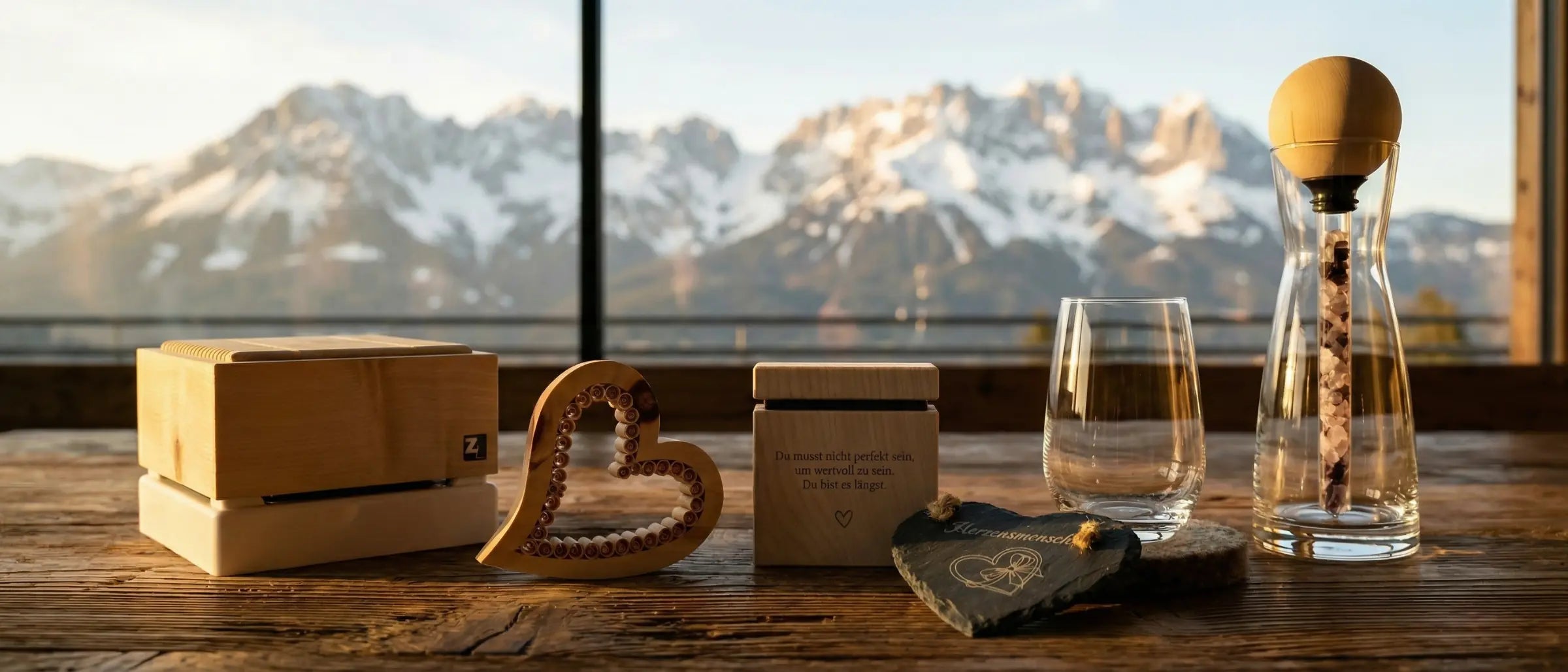 Zirben-Geschenke & Unikate von GeschenkeReich Kitzbuehel: Zirbenluefter und Lockenherz vor dem Wilden Kaiser
