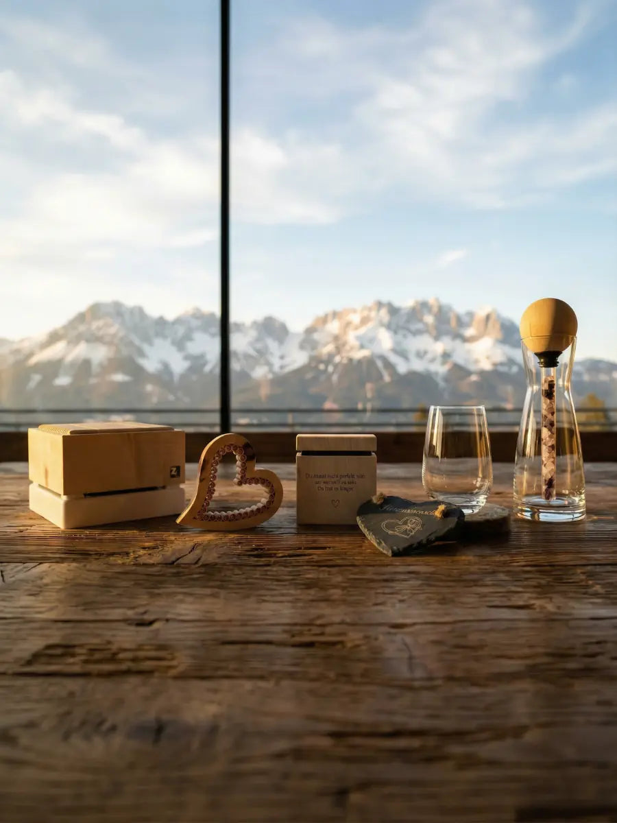 Zirben-Geschenke & Unikate von GeschenkeReich Kitzbuehel: Zirbenluefter und Lockenherz vor dem Wilden Kaiser