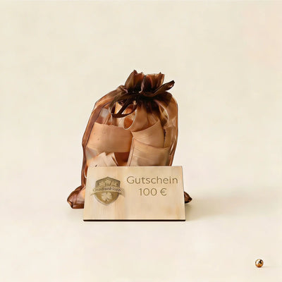 Holzgutschein mit 25 Euro Gravur aus MDF neben einem kleinen Stoffsack gefuellt mit duftenden Zirbenflocken.