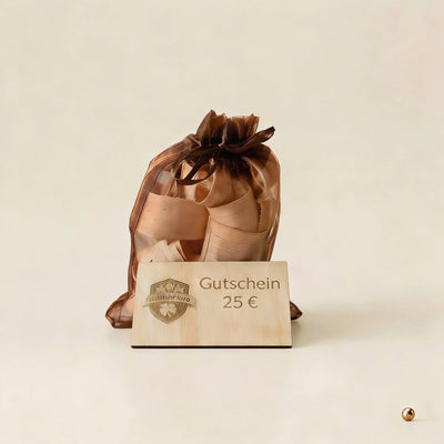 Holzgutschein mit 25 Euro Gravur aus MDF neben einem kleinen Stoffsack gefuellt mit duftenden Zirbenflocken.