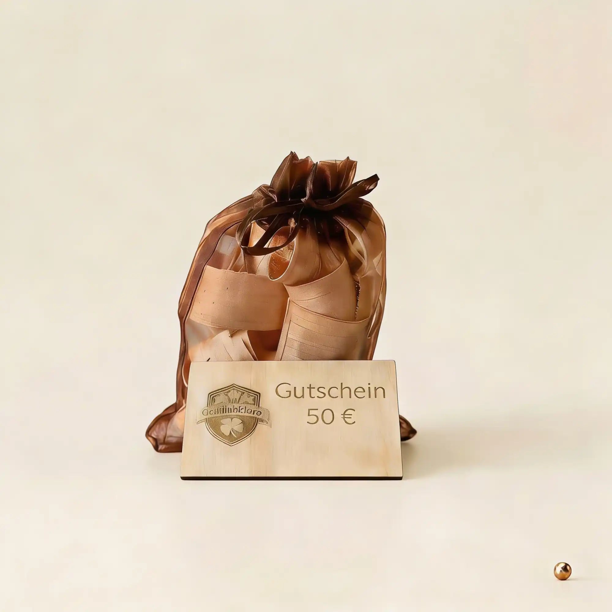Holzgutschein mit 50 Euro Gravur aus MDF neben einem kleinen Stoffsack gefuellt mit duftenden Zirbenflocken.