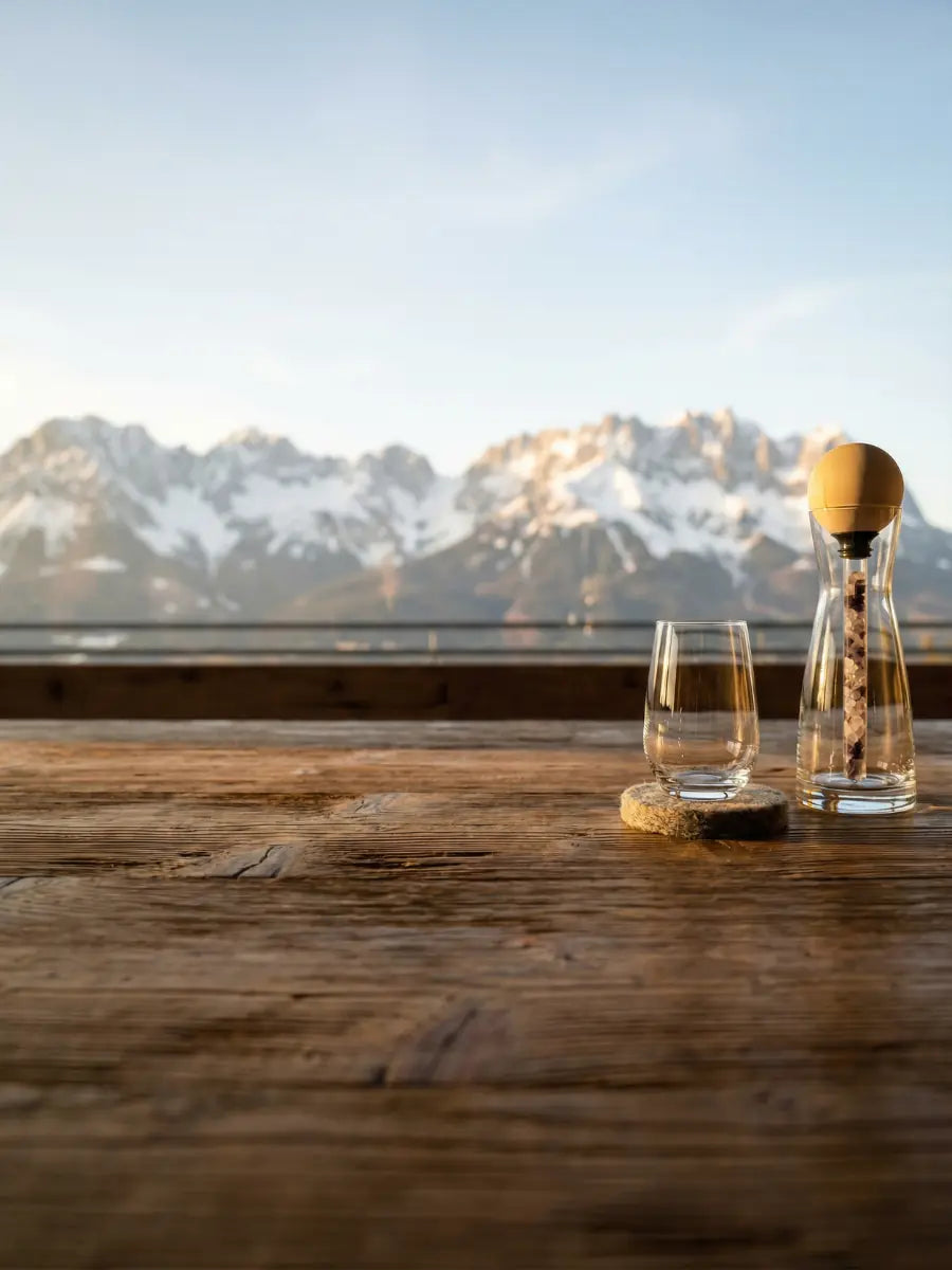 Glaskaraffe Set mit Zirbenkugel & Edelsteinstab vor dem Wilden Kaiser in Kitzbuehel.