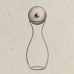 Grafische Linie einer Glaskaraffe mit passgenau aufgesetzter Kugel auf hellem, cremefarbenem Hintergrund.
