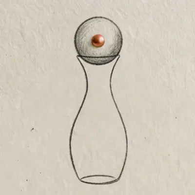 Grafische Linie einer Glaskaraffe mit passgenau aufgesetzter Kugel auf hellem, cremefarbenem Hintergrund.