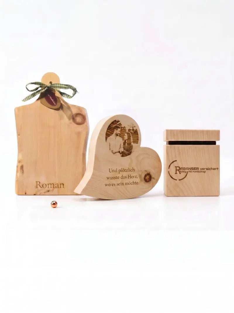 Drei verschiedene Zirbenprodukte mit präziser Lasergravur von Fotos Namen und Firmenlogos als edle Kollektionskachel fuer individuelle Geschenkideen aus Holz.