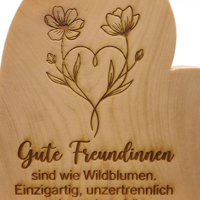Detailaufnahme der Freundinnen Gravur mit Wildblumen Motiv auf Zirbenherz aus Holz mit sichtbarer Maserung.