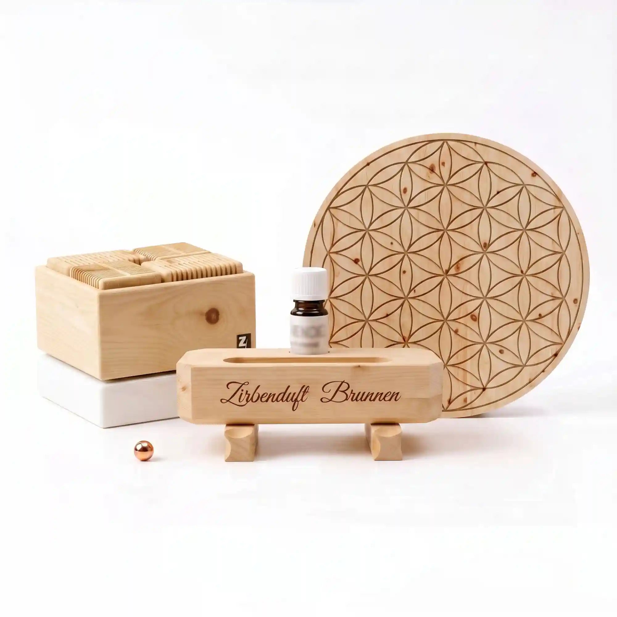 Kategoriebild mit einer Auswahl edler Zirbenprodukte bestehend aus einem Cube Zirbenraumluefter einer runden Blume des Lebens aus Zirbenholz einem Zirbenduftbrunnen und einer Flasche Zirbenoel vor weissem Hintergrund.