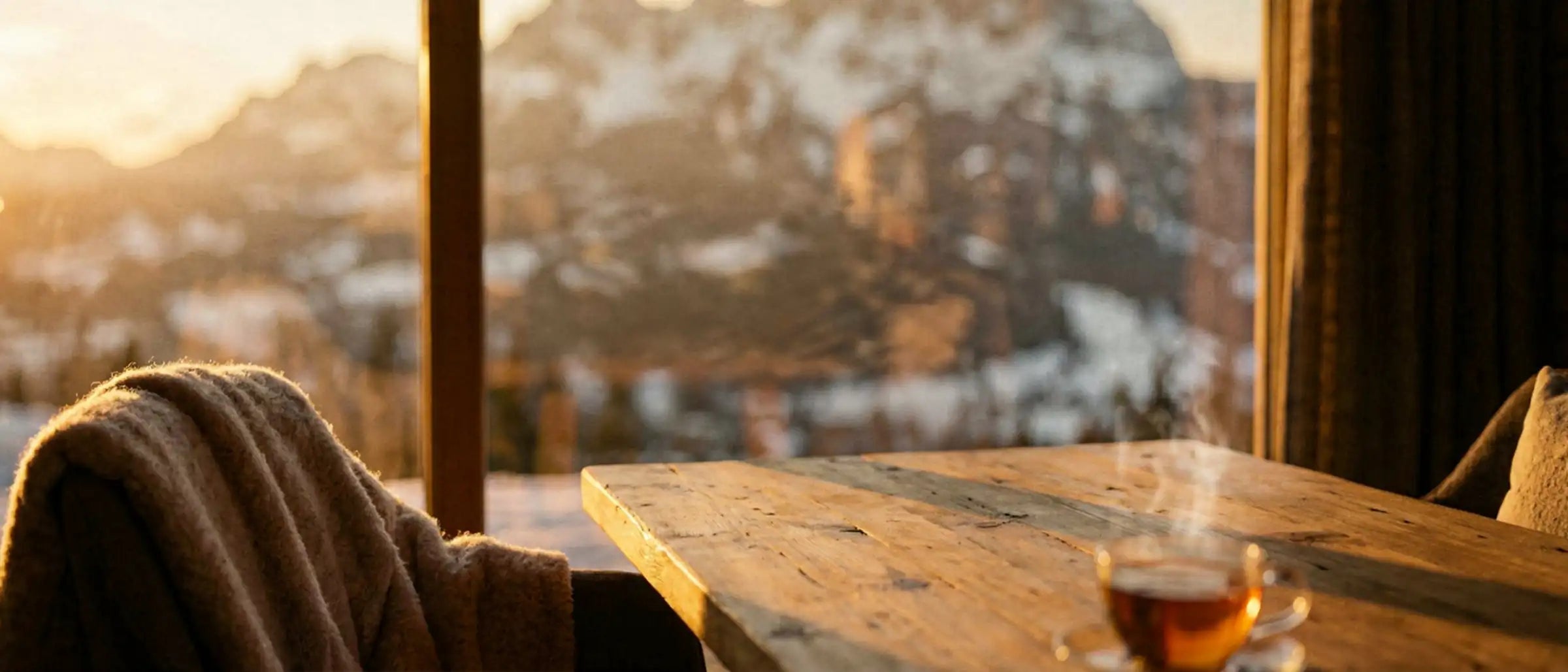 Blick aus einem Chalet auf das Kitzbueheler Horn bei Sonnenuntergang fuer die Kitz-Edition von Geschenkereich.