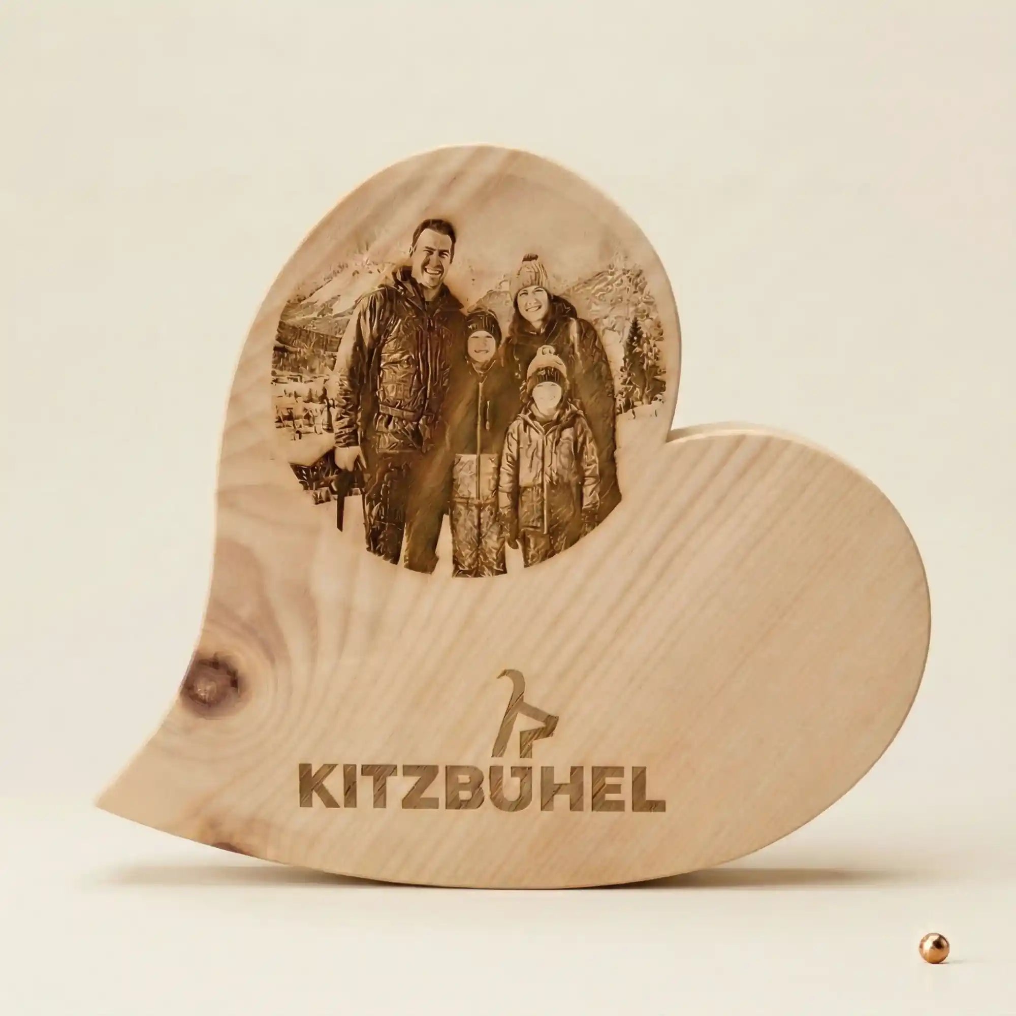 Personalisiertes Zirbenherz mit lizenziertem Kitzbuehel Schriftzug, Gams Logo und eigenem Foto per Lasergravur veredelt von GeschenkeReich.
