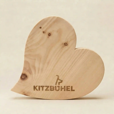 Zirbenherz mit lizenziertem Kitzbuehel Schriftzug und Gams Logo. Massives Alpen-Zirbenholz mit praeziser Lasergravur.
