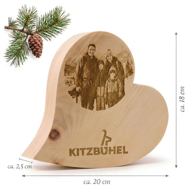 Zirbenherz mit lizenziertem Kitzbuehel Schriftzug und Gams Logo. Zirbenholz Souvenir mit praeziser Lasergravur mit angezeigten Abmessungen.