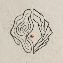 Abstrakte Linienzeichnung von Holzmaserung und kantiger Schieferstruktur auf beigem, strukturiertem Papier.
