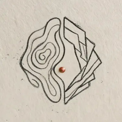 Abstrakte Linienzeichnung von Holzmaserung und kantiger Schieferstruktur auf beigem, strukturiertem Papier.