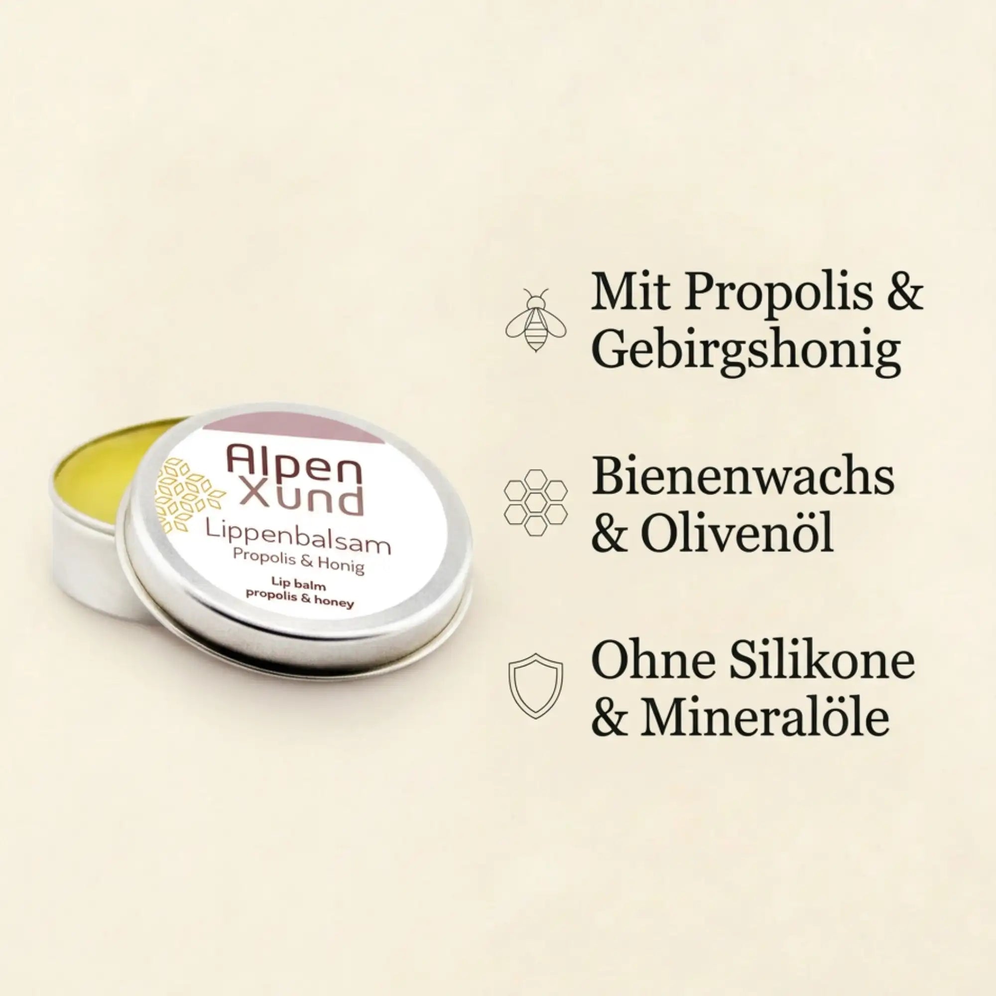 Silberne Lippenbalsam Dose links, rechts daneben drei Fakten mit dezenten Icons (Biene, Wabe, Schild) auf beigem Papier.
