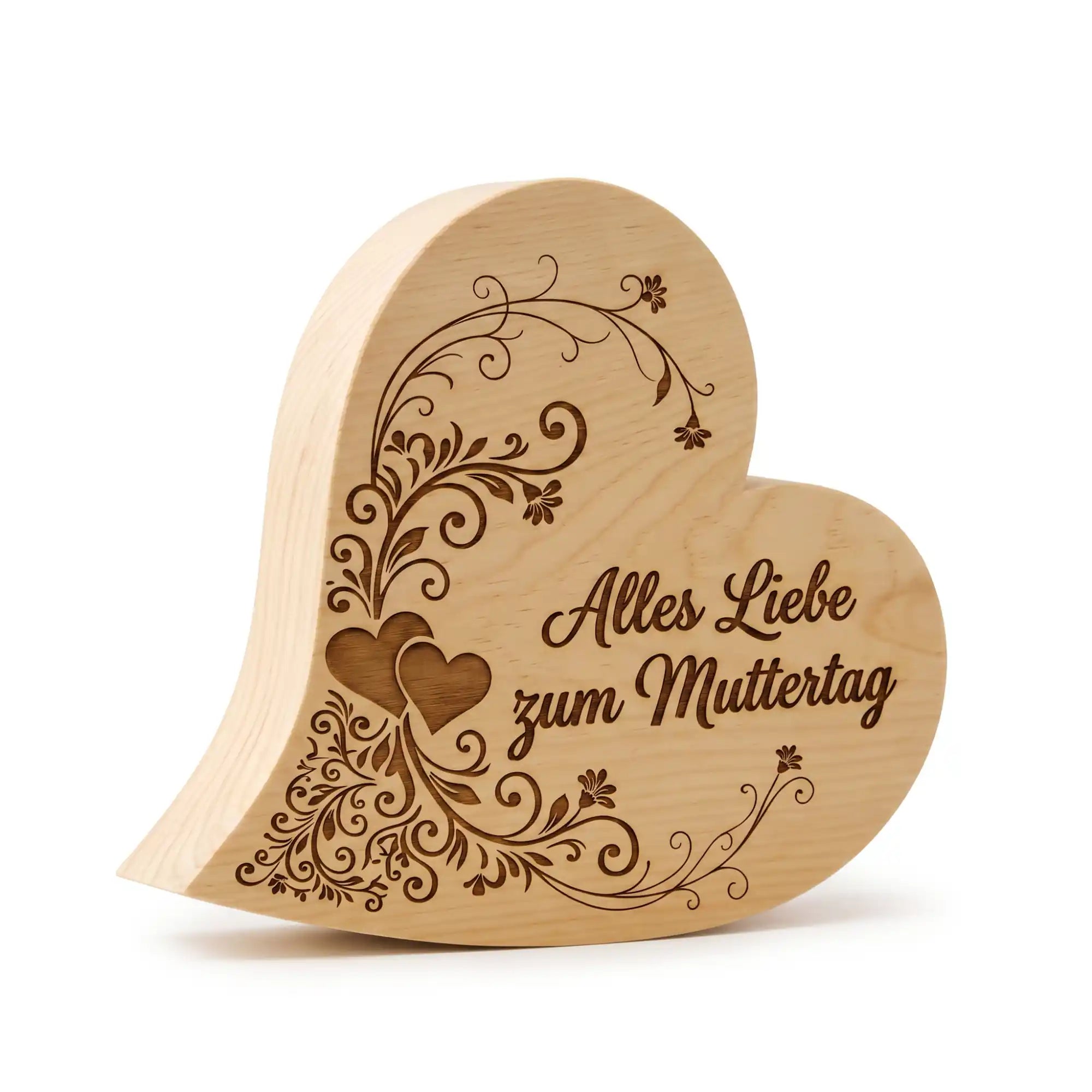 Zirbenherz als Muttertagsgeschenk mit Gravur „Alles Liebe zum Muttertag“ und Herzverzierung auf weissem Hintergrund.
