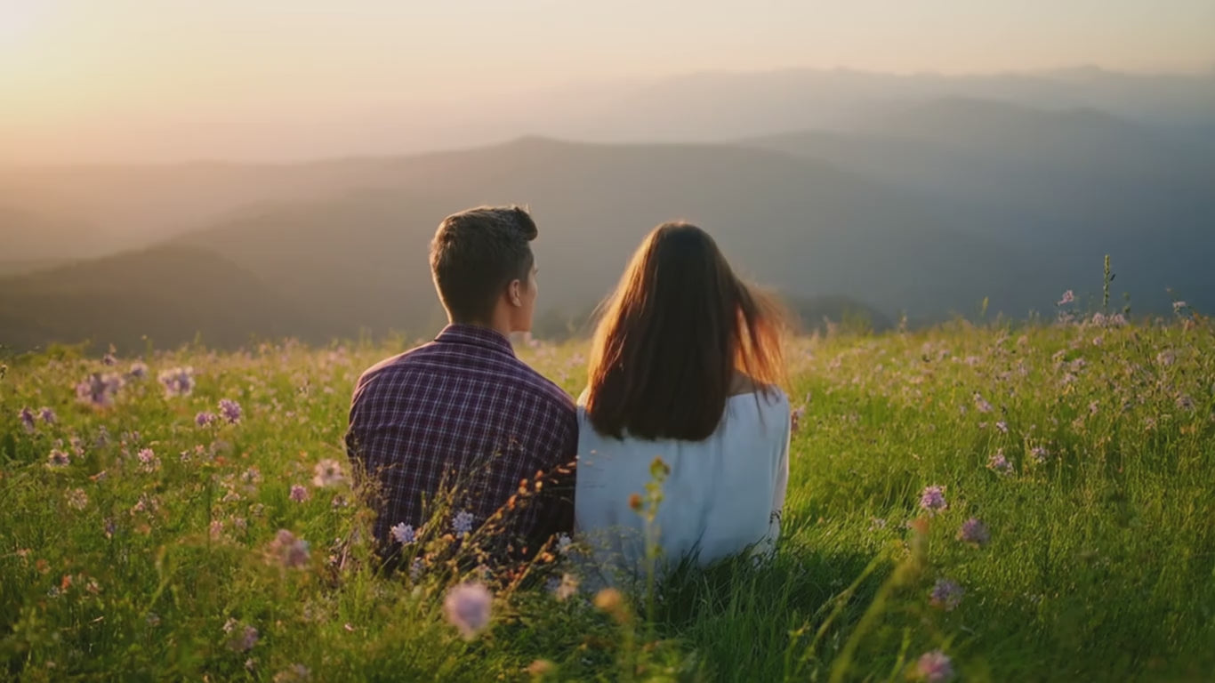Video laden: Paar genießt Sonnenuntergang in den Alpen – Inspiration für Fotogravuren und Zirbenholz-Ideen aus dem Geschenkereich Kreativstudio.