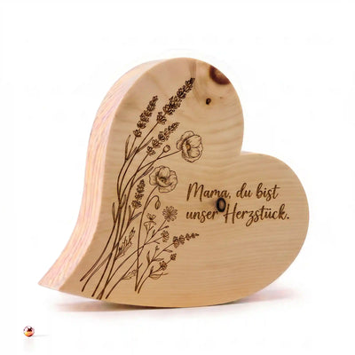 Zirbenherz Herzstueck mit Gravur Mama du bist unser Herzstueck und Wildblumen Motiv aus Holz als Geschenk fuer Mama.