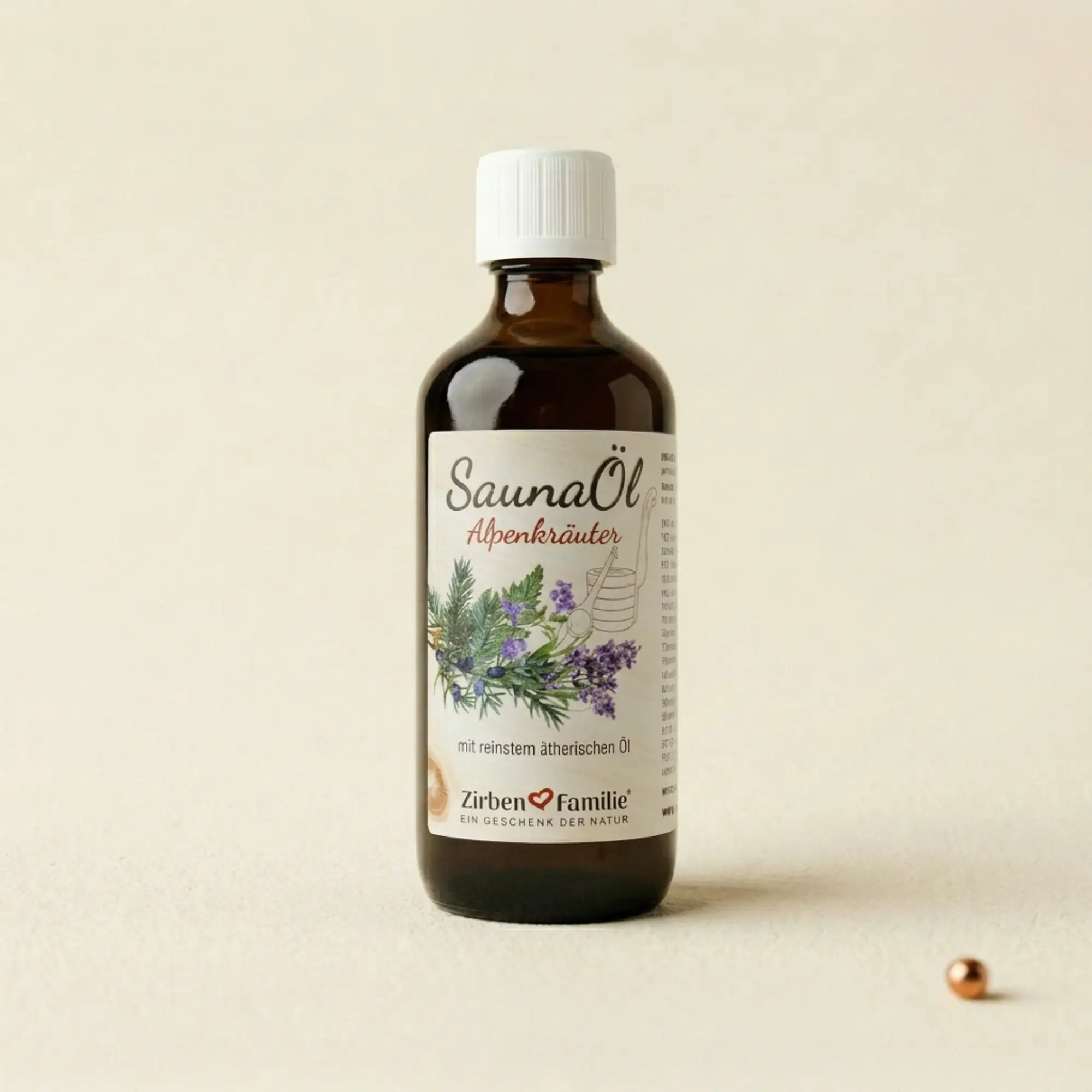 100ml Saunaoel Alpenkraeuter Flasche zentriert auf hellem strukturiertem Hintergrund im minimalistischen Boutique-Stil.