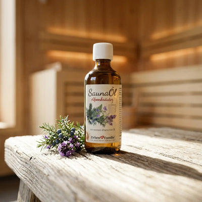 100ml Saunaoel Alpenkraeuter Flasche auf einer hellen Holzbank in einer freundlichen, lichtdurchfluteten Sauna-Umgebung.