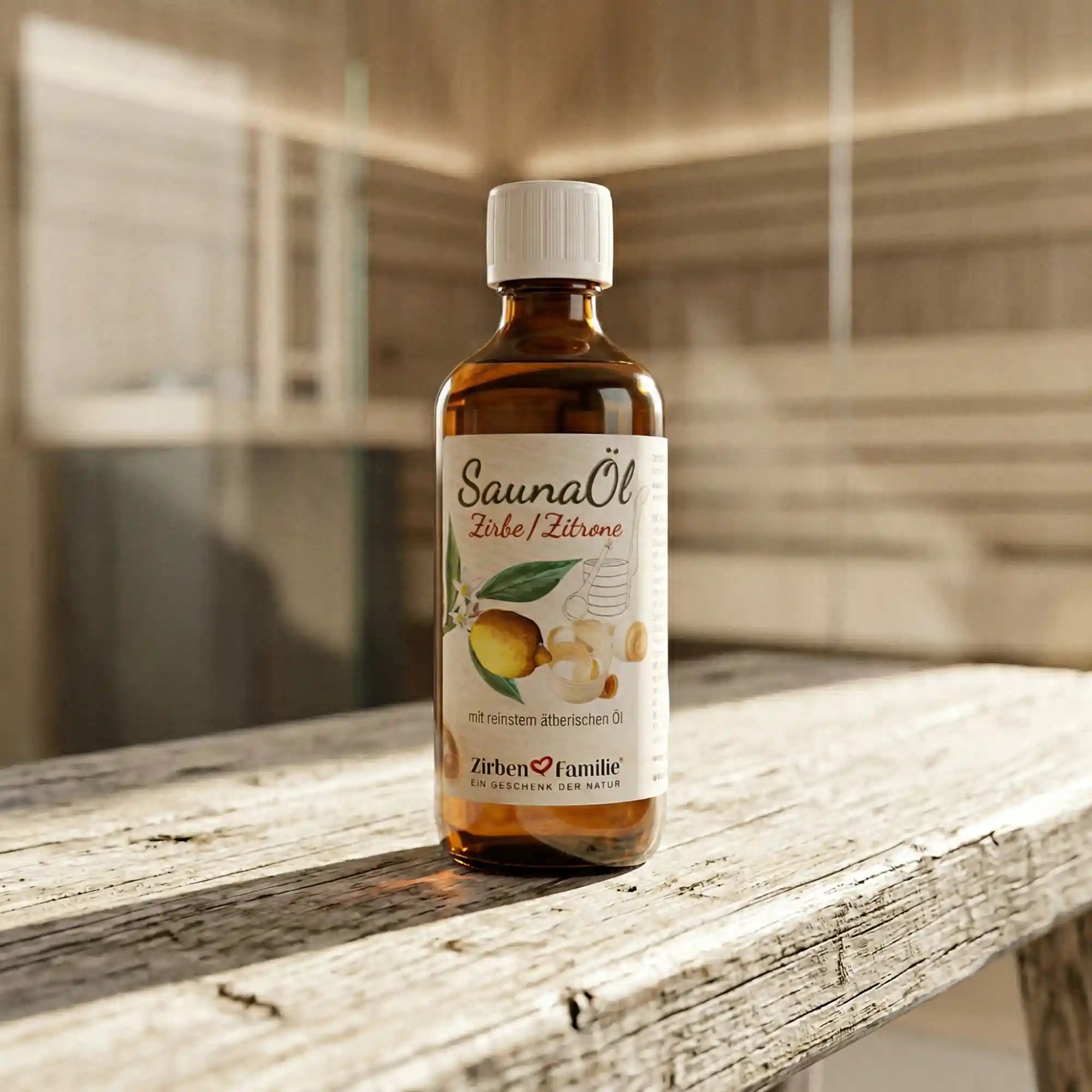  100ml Saunaoel Zirbe und Zitrone Flasche auf einer hellen alpinen Holzbank vor einem sanft verschwommenen Sauna-Hintergrund. 