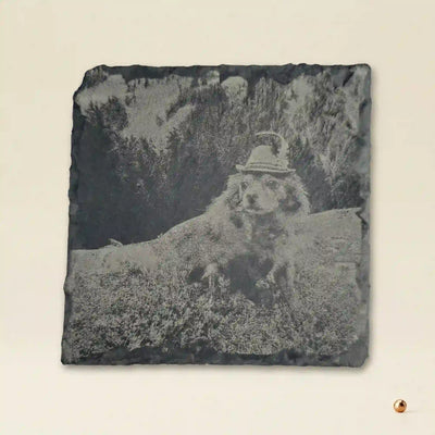 Schiefer-Untersetzer personalisiert: Lasergravur Foto Chihuahua Amadeus mit Tiroler Hut. Naturschiefer Geschenk Kitzbuehel.