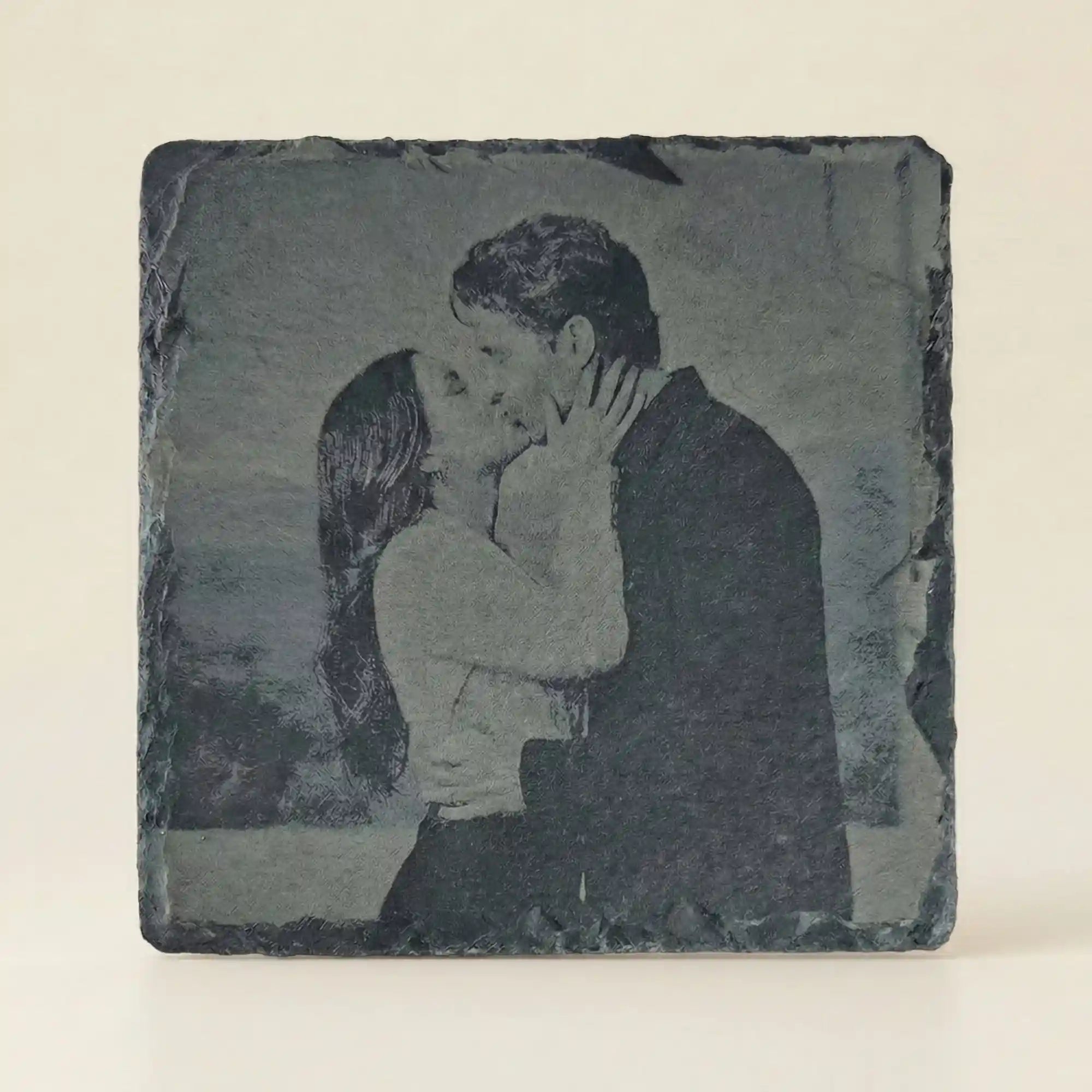 Schiefer-Untersetzer personalisiert: Lasergravur Foto-Kuss Paar. Naturschiefer Geschenk zur Hochzeit aus Kitzbuehel & Tirol.