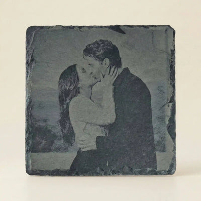 Schiefer-Untersetzer personalisiert: Lasergravur Foto-Kuss Paar. Naturschiefer Geschenk zur Hochzeit aus Kitzbuehel & Tirol.
