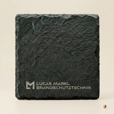 Schiefer-Untersetzer-Set mit Logo Gravur von Brandschutztechnik Lucas Markl als B2B Werbegeschenk durch Lasergravur auf Schiefer