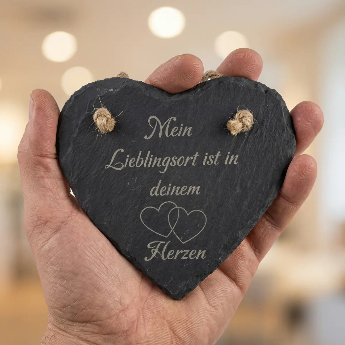 Fertig graviertes Schieferherz von GeschenkeReich: Professionelle Lasergravur nach Kunden-Logo, regional gefertigt in Kitzbuehel, Tirol.
