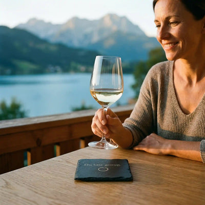 Schieferuntersetzer Geschenk Du bist genug Gravur. Stolze Frau mit Weinglas am Schwarzsee Kitzbuehel von GeschenkeReich.