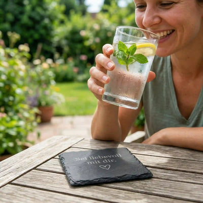 Personalisiertes Selfcare Schieferuntersetzer Geschenk. Sei liebevoll mit dir Gravur von GeschenkeReich Kitzbuehel im Garten.