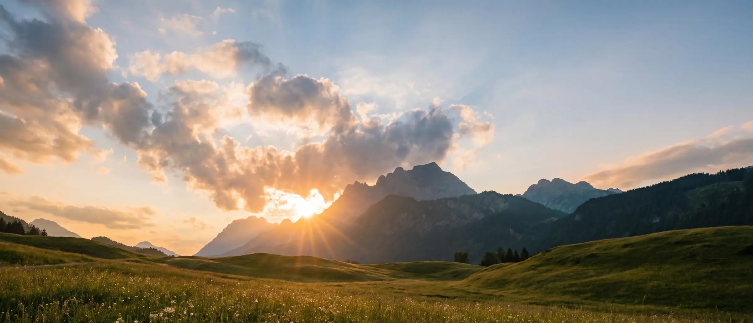 Sonnenaufgang über den Kitzbueheler Alpen – Inspiration für unsere Fotogravur auf Zirbe im Kreativ-Studio in Tirol.