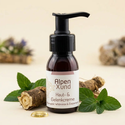 Sportlercreme Braunglas auf rauem Alpenstein mit Enzianwurzel, Wildminze und einem Tropfen Murmeloel.