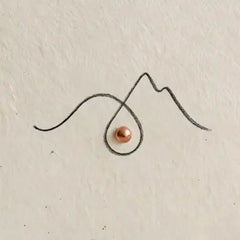 Feine Wellenlinie und stilisierter Oeltropfen vor einer angedeuteten Bergkette im puristischen Strich.