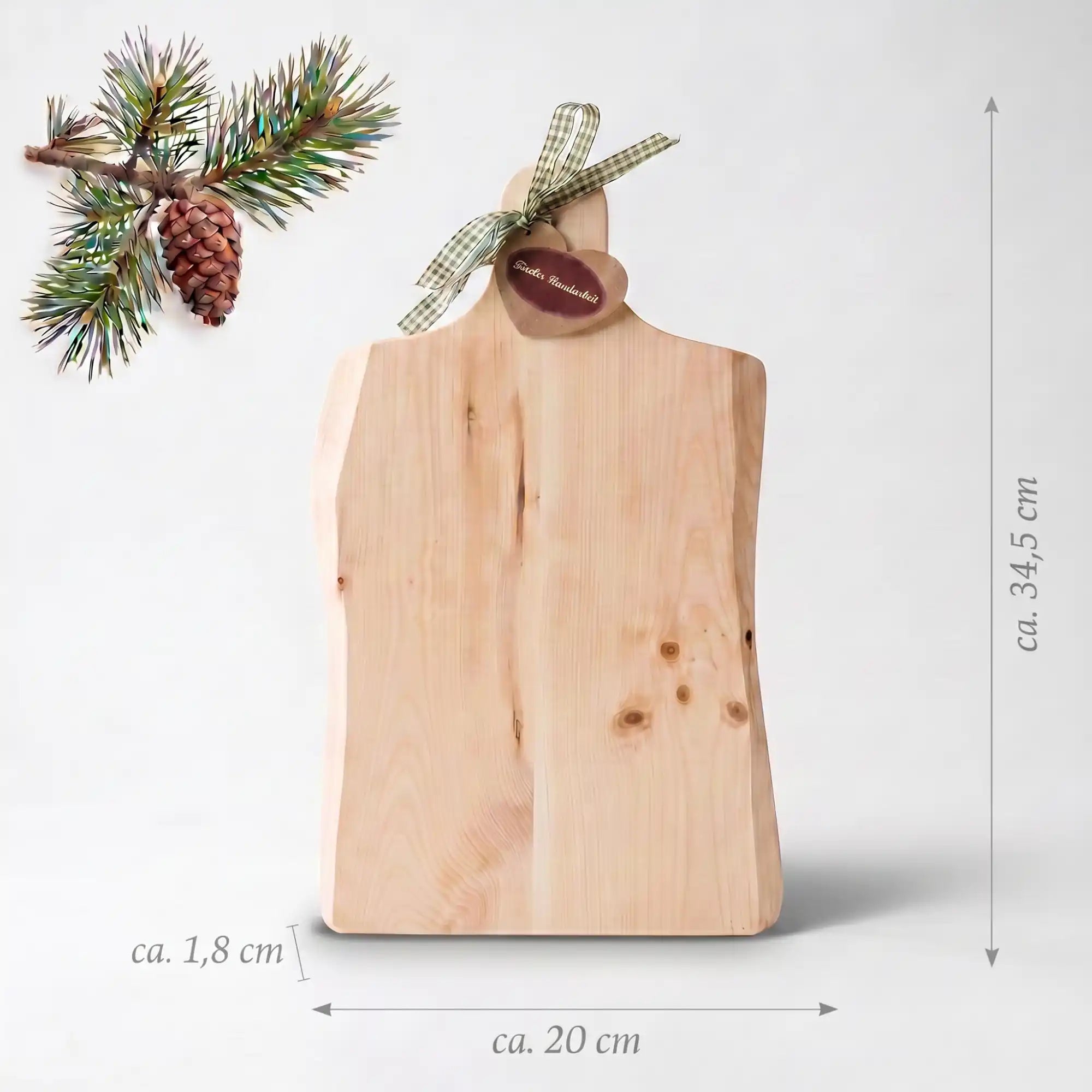 Infografik XL Zirbenholz Jausenbrett mit gruen-weiss karierter Schleife und Abmessungen 34,5x20x1,8 cm sowie Kiefernzweig vor weissem Hintergrund.
