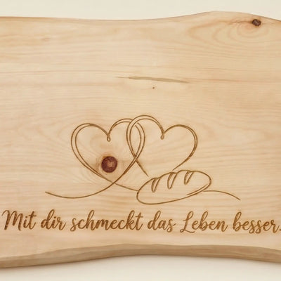 Zirben-Jausenbrett mit Gravur Mit dir schmeckt das Leben besser und Wilder Kaiser Motiv. Romantisches Geschenk aus Kitzbuehel fuer Bergfreunde.
