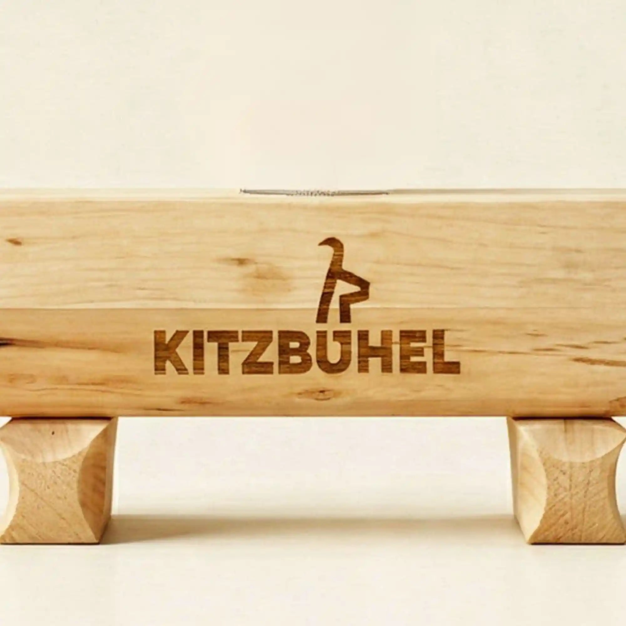Detailaufnahme der Gravur am Zirbenduft‑Brunnen Kitz‑Edition aus Tiroler Zirbenholz auf neutralem Hintergrund.