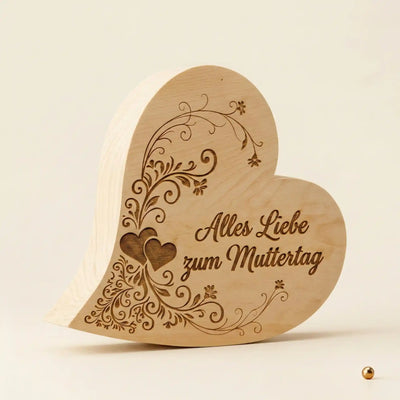 Zirbenherz mit Gravur Alles Liebe zum Muttertag – das klassische Muttertagsgeschenk aus Zirbenholz auf neutralem Hintergrund.